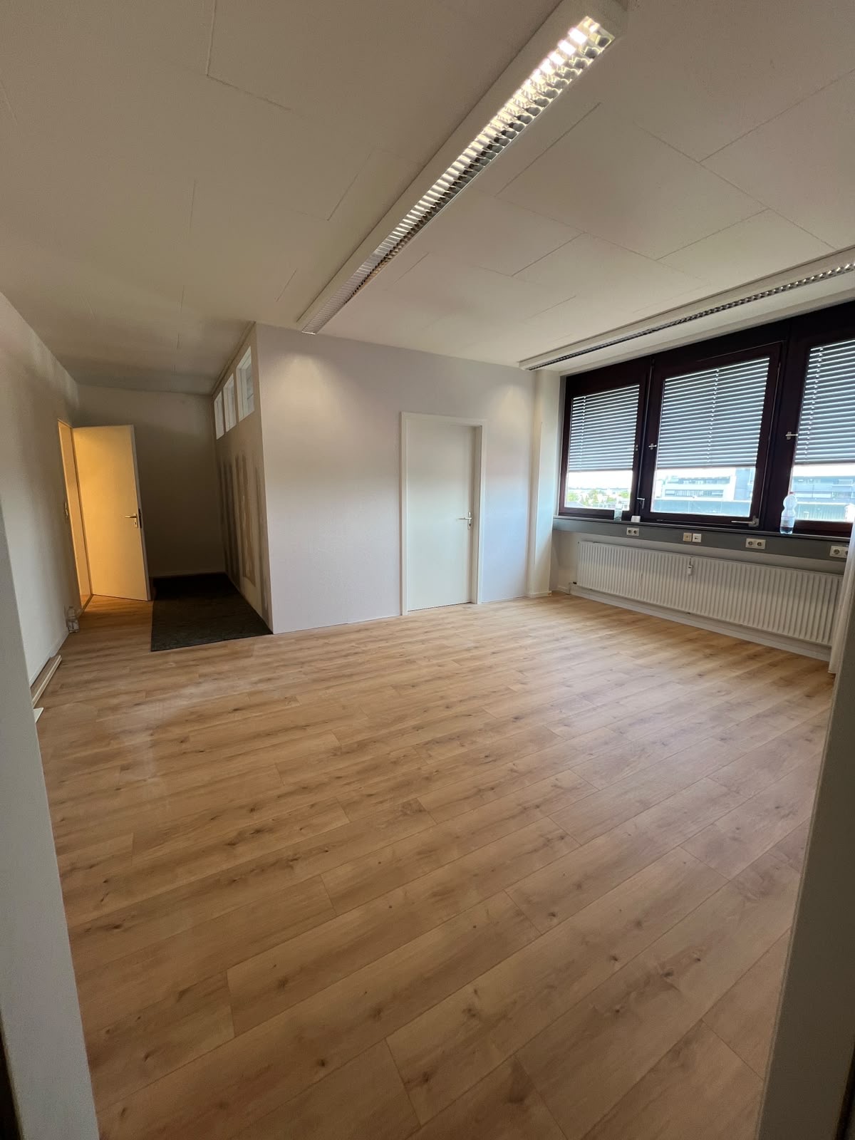 Ein heller Nebenraum des neuen Studios