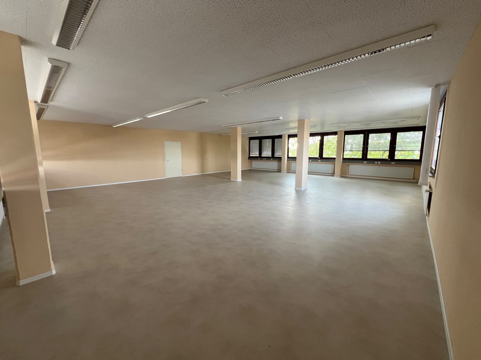 Blick durch den großzügigen Yogaraum